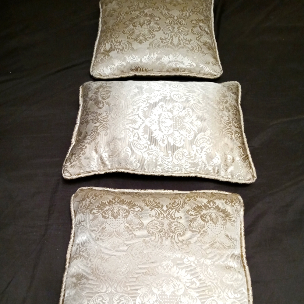 🏫 3 DESIGNER GOLD PRINT PILLOWS🌅🏝 - Picture 1 of 10